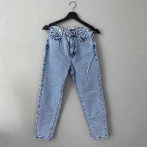 Blåa Jeans från Ginatricot, ankellånga, storlek 34🤍  - Frakt tillkommer om plagget behöver postas -