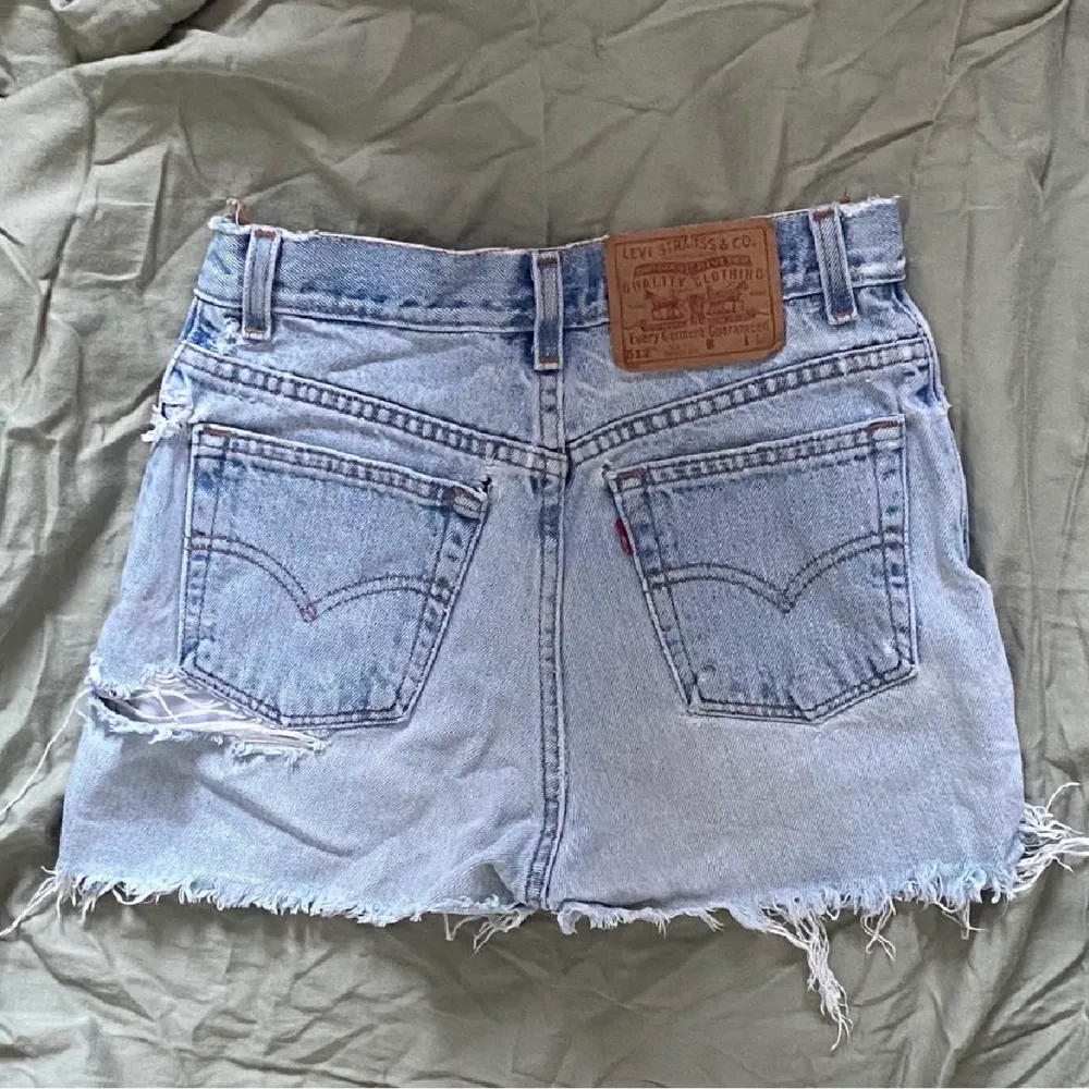 Ett par ljusa levi’s shorts som tyvärr är lite för små för mig! Snabbt köp 250. Shorts.