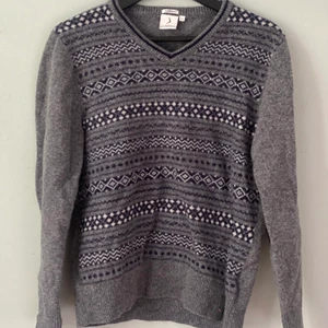 Grå ylletröja med nordiskt mönster  - Grå ylletröja med nordisk mönster, storlek XL men är mer som en S, köpt på secondhand🤍  - Frakt tillkommer om plagget behöver postas -