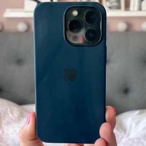 Apple skal - Helt oanvänt Iphone 13pro skal från Apple, färgen midnight blue💕kostar typ 600kr nytt och säljer för 300kr, köparen står för frakten💌💌