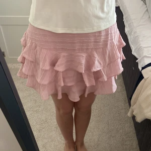 Rosa volang kjol - Säljer denna superfina rosa volangkjol. Oklart var ifrån den är då jag fått den i present💗. Storlek S, passar även XS och M. Skriv för fler bilder✨💫💗