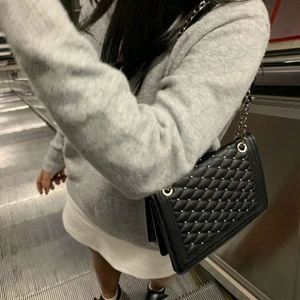 Zara väska  - Säljer den här väskan, köpt på zara för länge sen men bara använt några gånger  😻