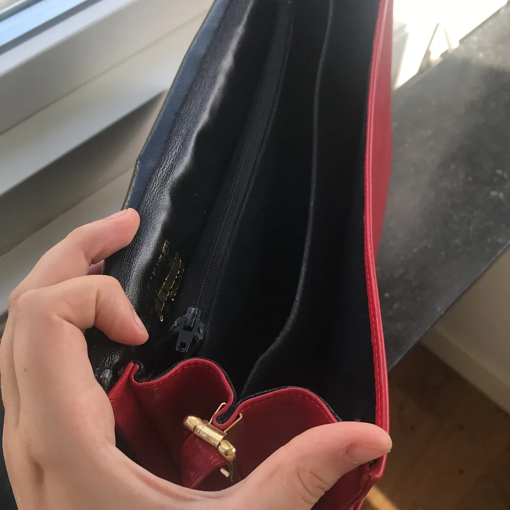 Röd väska köpt på loppis. Oklart vad det är för märke men den är i superfint skick. Den är ungefär 27x22 cm. Köparen står för frakten!❤️. Väskor.