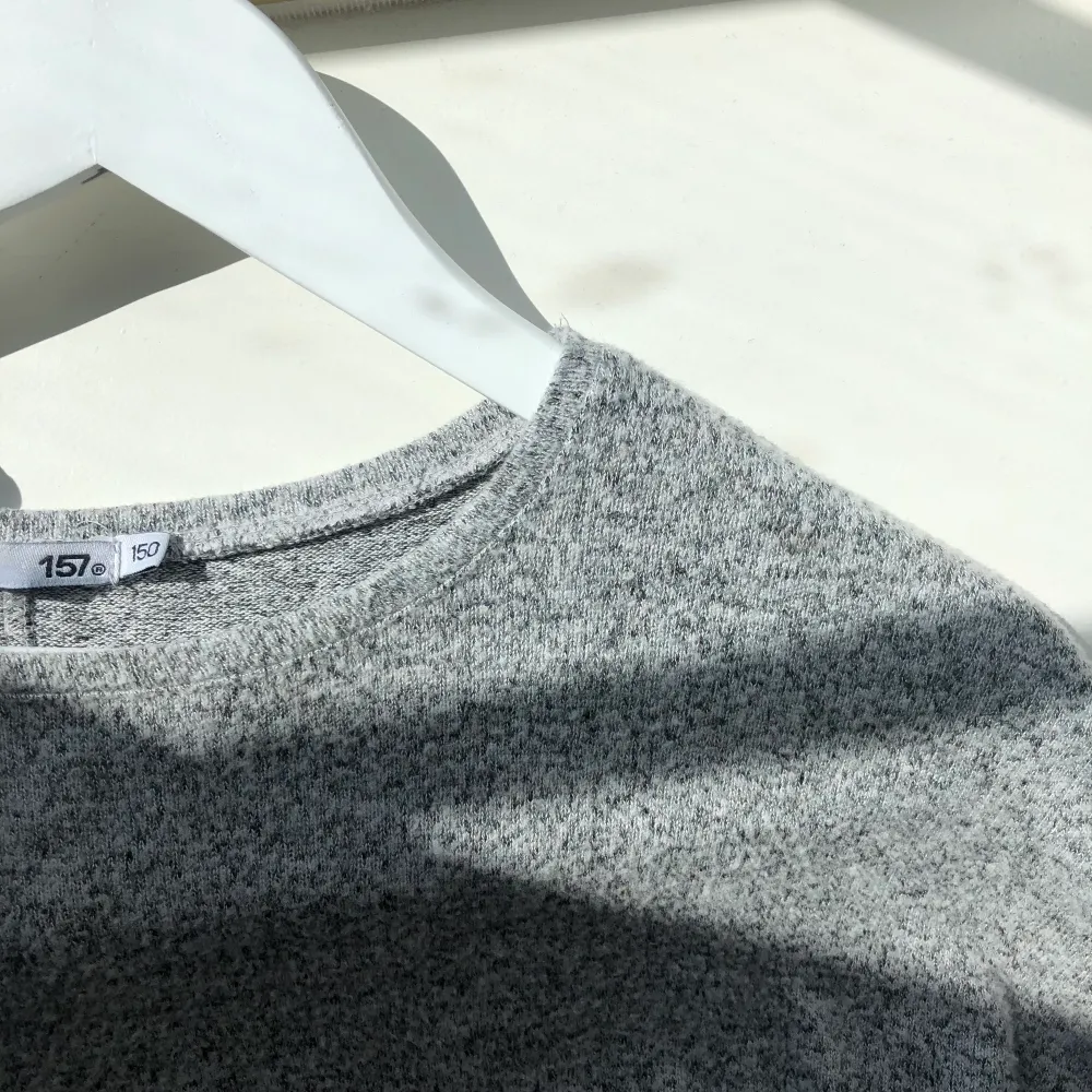 Säljer denna svala tröjan som passar perfekt nu till sommaren💕 (köparen betalar frakten). Tröjor & Koftor.