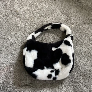 Ko väska  - Den är svart och vit den är lite man ändå söt fluffig och len