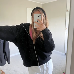 Svart kofta!🖤 - Säljer denna svarta kofta från weekday! Typ aldrig använd, Nyskick, jättehärlig nu till sommaren! Kontakta mig för ytterligare bilder eller frågor🖤