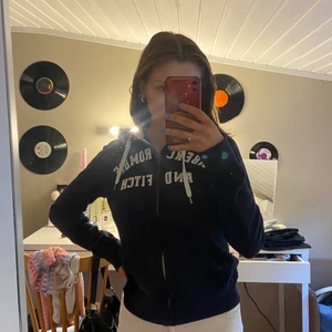 Abercrombie & Fitch HOODIE - Hoodie från Abercrombie & Fitch, jätte fin passform men kommer inte till användning längre 🫶🏼 storlek M men sitter som en S och en XS om man vill ha den tajt! 