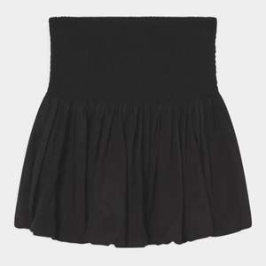 Hej, säljer denna jättefina svarta kjol från Kappahl. (Lånad bild) fast kan skicka andra bilder på min kjol om ni vill. Säljer pga att jag inte fått så mycket användning av den. Köparen står för frakt.