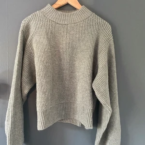 Tröja ifrån GinaTricot  - En helt ny supersnygg tröja ifrån GinaTricot, aldrig använd💓 Tröjan är en storlek M men passar även mig som är en S🥰 Kan gå ned i pris vid snabbt köp, hör av er vid frågor eller fler bilder!