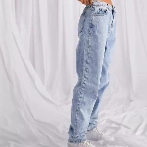 Asos mid 90’s jeans  - Supersnygga mid waist raka jeans från asos. Skulle säga att de är ganska små i storleken då de passar mig som brukar ha stl 26 i midjan☺️. Är fler intresserade blir det budgivning 