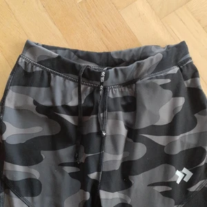 Tränings byxa - Snygg melerad tränings byxa Dragkedjornertill vid benen Åtdragning i midjan m snöre. Liten ficka bak som man kan lägga mobil mm. Knappt använda därför i bra skick 