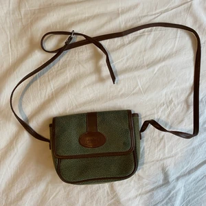 Väska - Söt liten grönbeige väska med ett slag prickigt mönster och brun fodring, perfekt när du inte ska bära på så mycket men inte optimal för större pacning då den blir missformad när den är fullproppad👎