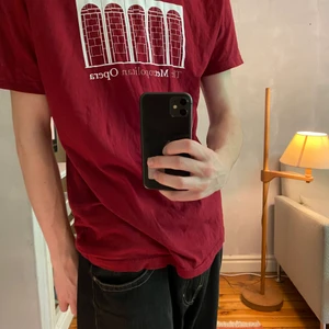Röd T-shirt - Ganska mörkröd tshirt som jag antar är köpt i någon giftshop i the metropolitan opera?? väldigt skön men har inte kunnat vibea av nån anledning