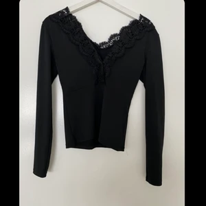 Svart tröja  - Svart tröja från Gina tricot 