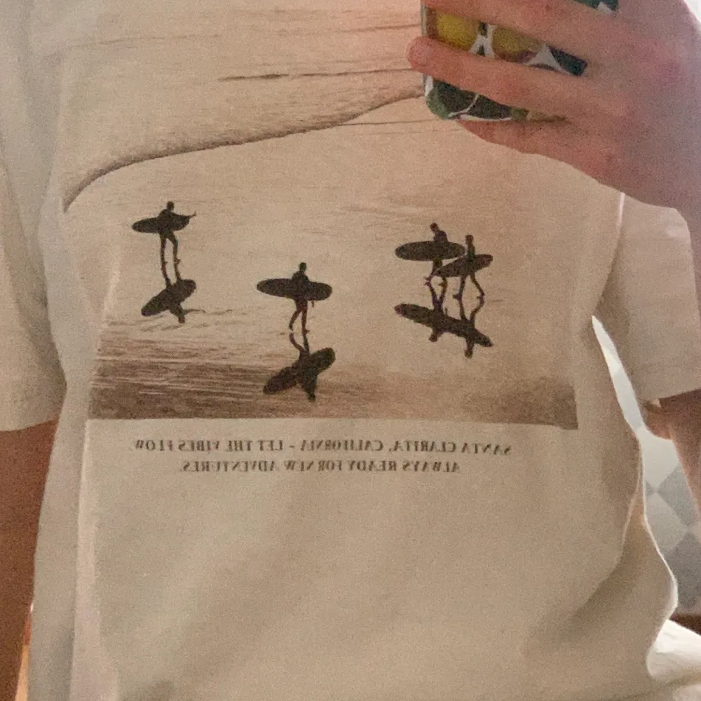 En jättefin tröja från pull and bear. Köptes förra året men är i bra skick! Det är en bild på 3 surfare på en strand. Väldigt fin nu till sommaren! Är i storlek xs. Priset kan diskuteras💗 Nu har jag sänk priset från 60kr till 40kr så passa på!🌸. T-shirts.