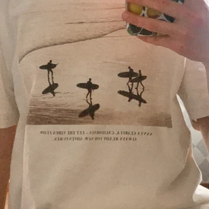 T-shirt från Pull and Bear⚡️ - En jättefin tröja från pull and bear. Köptes förra året men är i bra skick! Det är en bild på 3 surfare på en strand. Väldigt fin nu till sommaren! Är i storlek xs. Priset kan diskuteras💗 Nu har jag sänk priset från 60kr till 40kr så passa på!🌸