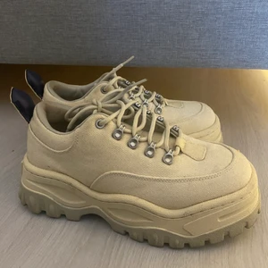 Eytys skor angel canvas - Säljer mina eytys skor som inte finns att köpa längre! Bra skick nypris var 2400kr