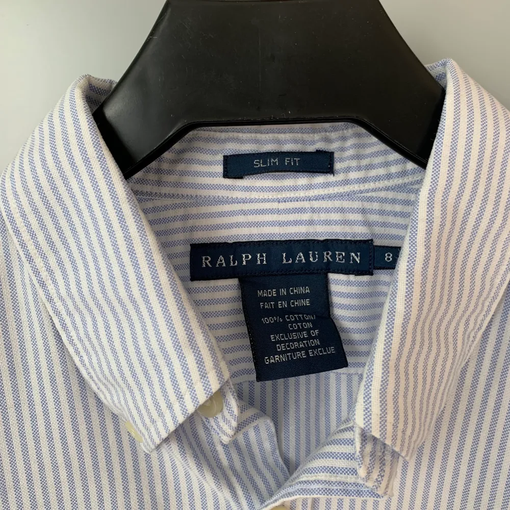 Skjorta i märket Ralph Lauren. Vit/blå randig   Använd 2 gånger.  Storlek 8. Skjortor.