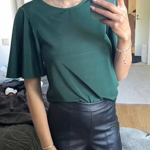 Grön blus  - Jättefin grön blus från Zara med lite större ärmar!💚 använd 1 gång