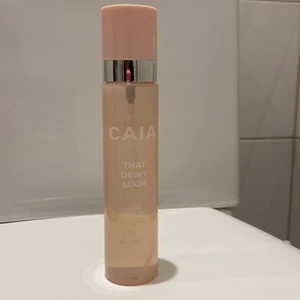Caia settingspray - Säljer min settingspray från Caia ”that dewy look” då den inte kommer till användning för att jag har hittat en annan som passar mig bättre.   Mer än halva kvar, köptes för 225:- på Caias hemsida + 29 kr frakt.   Säljer för 140kr🤍