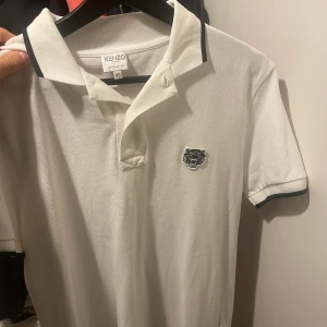Kenzo Piké - Kenzo Piké/polo STORLEK XS PASSAR M i helt nytt skick. Fått som present men passade inte mig och därav använd en gång bara. Köpt för 1.200kr