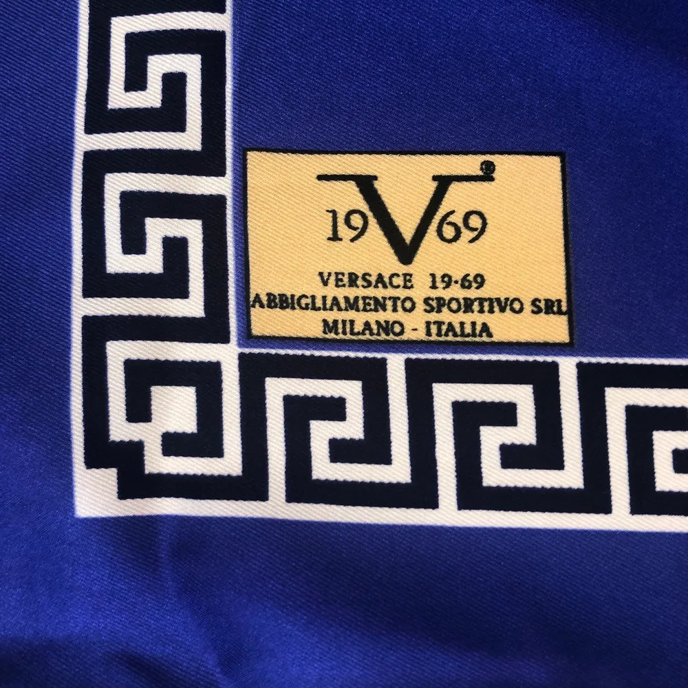 Scarf 90x 90 cm från märket 19V69 Italia (Abbigliamento Sportivo Srl Milano Italia), märke skapat av Alessandro Versace. Aldrig använd. 100% polyester. Accessoarer.