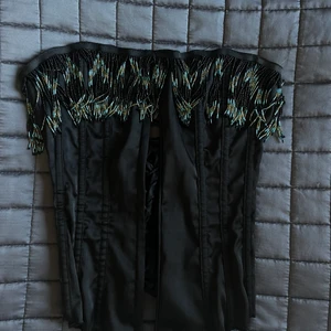 Korsett  - Förvånansvärt bekväm korsett. I nyskick. De två sista bilderna är från ägaren innan mig. Skriv vid frågor!!