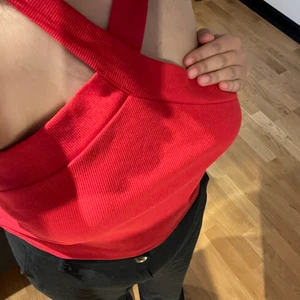 Toppar - En röd topp som tyvärr är för stor för mig vid brösten😢. Om man vill ha bröst storleken av tröjan är det bara att skriva privat💗. Vi möts upp om du bor i Sthlm. Om du är intresserad men nt bor i Sthlm, är det bara att skriva priv så berättar jag frakten💞