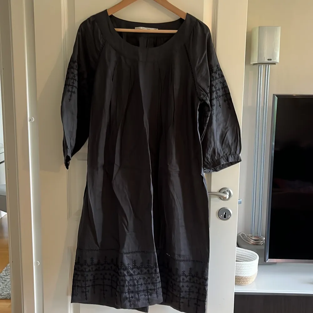 Tunika, klänning från Part Two  Strl 40, 100% linne, grå/svart, brodyr i svart vid ärm och nertill Köpare står för frakt. Klänningar.