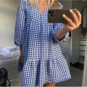 Rutig klänning zara - Säljer denna rutiga klänning från zara