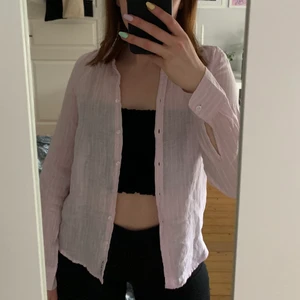 Rosa linneskjorta - Säljer denna fantastiska linneskjorta i rosa med vita ränder💓🤍 Sparsamt använd så i mycket bra skick. Storlek 34 men passar även 36! 150kr plus frakt, 66kr💕