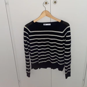 Tröja - Säljer denna fina randiga tröja från zara i nyskick, 
