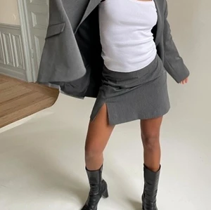 Djerf Avenue Must Have Mini Skirt Grey  - Jag säljer min Must Have Mini Skirt från Djerf Avenue i storlek L då jag behöver köpa en annan storlek. Endast använd ett fåtal gånger och är därför i nyskick! 750kr inklusive spårbar frakt med Postnord.