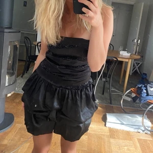 Majeliknande klänning - Snyggaste klänningen, kör secondhand. Har egentligen band (bild två) men tycker det är mycket snyggare att vika ner som på bild 1. Lite maje känsla. Frakt ingår inte