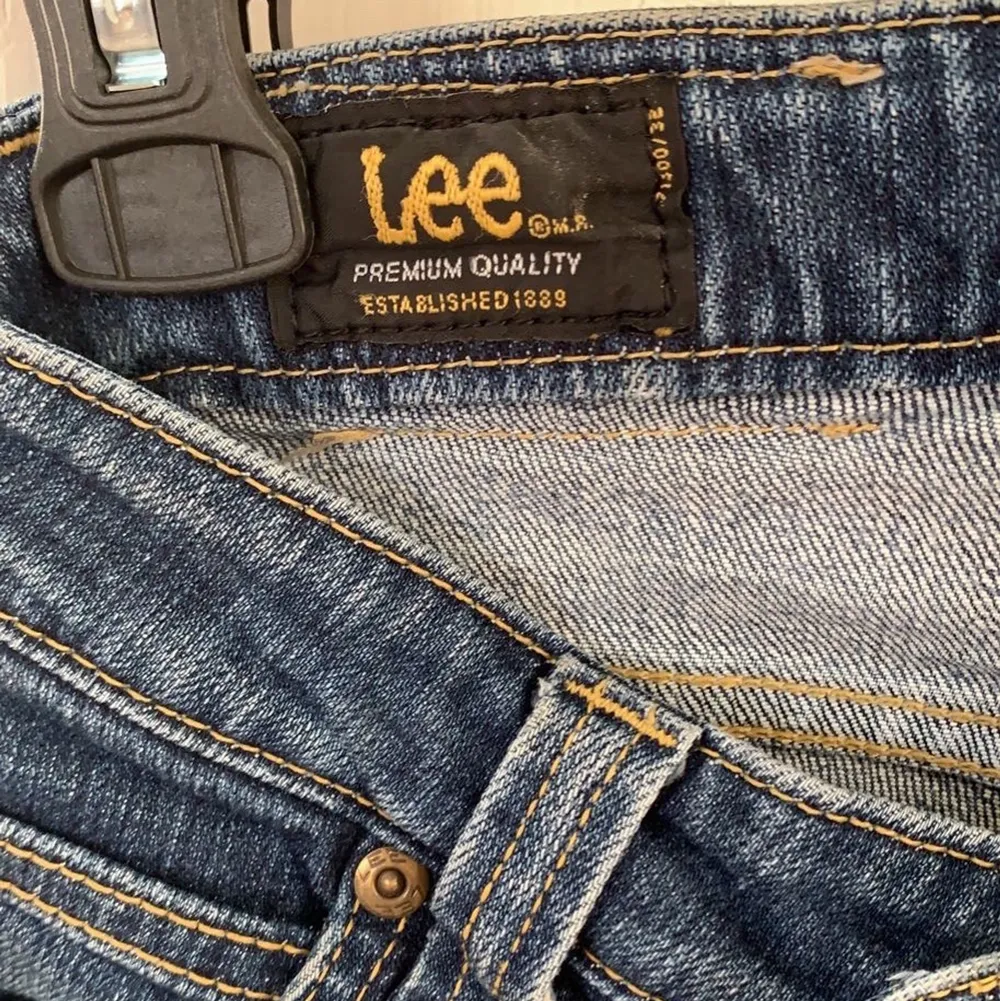 Så fina lee jeans som tyvärr har blivit för små på mig men passar nog någon runt 160❤️ Köptes från Relow för 500 kr men säljer för 290 kr!. Jeans & Byxor.