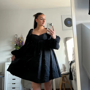 Sommar klänning 🤩 - Luftig sommarklänning med långa puffiga ärmar. Bara använt denna vackra klänningar 2 gånger, ny skick. Köpte den för 499. Finns inte längre i butik då den är köpt förra året🌸 köparen står för frakt 📦 kan mötas upp i Örebro 💗