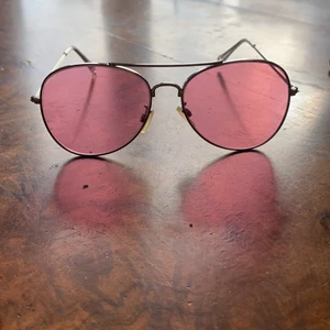 Rosa solglasögon  - Rosa solglasögon från monki. 13 kr frakt (inte spårbar)