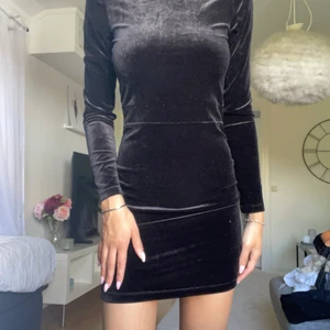 Svart sammetsklänning - Säljer denna svarta sammetsklänning som har en så snygg cutout i ryggen!!🖤  knappt använd