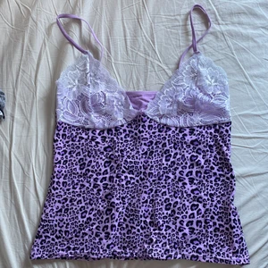 Rosa/lila leopard linne  - Supersnyggt leopardlinne med spets. Stretch material så de passar xs-m. Påminner om tidigt 2000tal! 