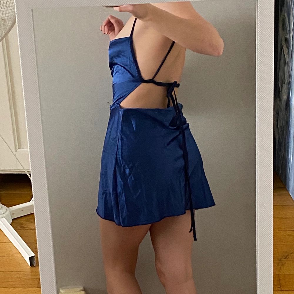 En blå klänning från Shein som inte har använt utan bara legat i garderoben, inte toppen kvalite med tacke på att den är från Shein. Men om du har några frågor eller vill ha fler bilder är det bara att kontakta mig 😁. Klänningar.