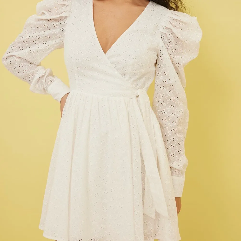 Säljer min helt nya vita klänning från NA-KD. Endast testad en gång men hann inte returnera den. Helt slutsåld på hemsidan. Storlek 38, original pris 599kr. Mitt pris 400kr + frakt.. Klänningar.