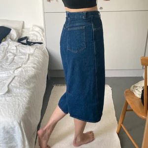 Jeanskjol lång - Second hand jeanskjol i 100% bomull.  Sitter bra men inte tight på mig som brukar ha S. Är 167 cm. Liten slits bak, och kanten längst ner viker gärna upp sig lite - går att stryka dock (:
