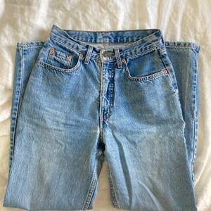 Ett par raka Levi’s jeans, lite smalare nere i benen än 501 skulle jag säga.  Köpte second hand! 