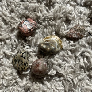 Kristaller  - 5 st mönstrade kristaller. alla för 175kr.