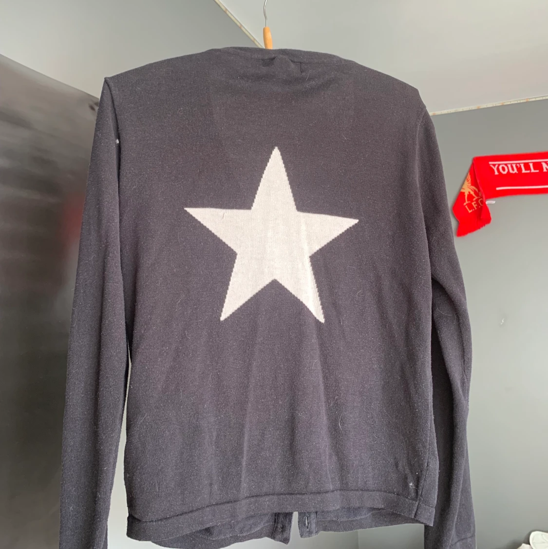 Svart kofta med stjärna tryck