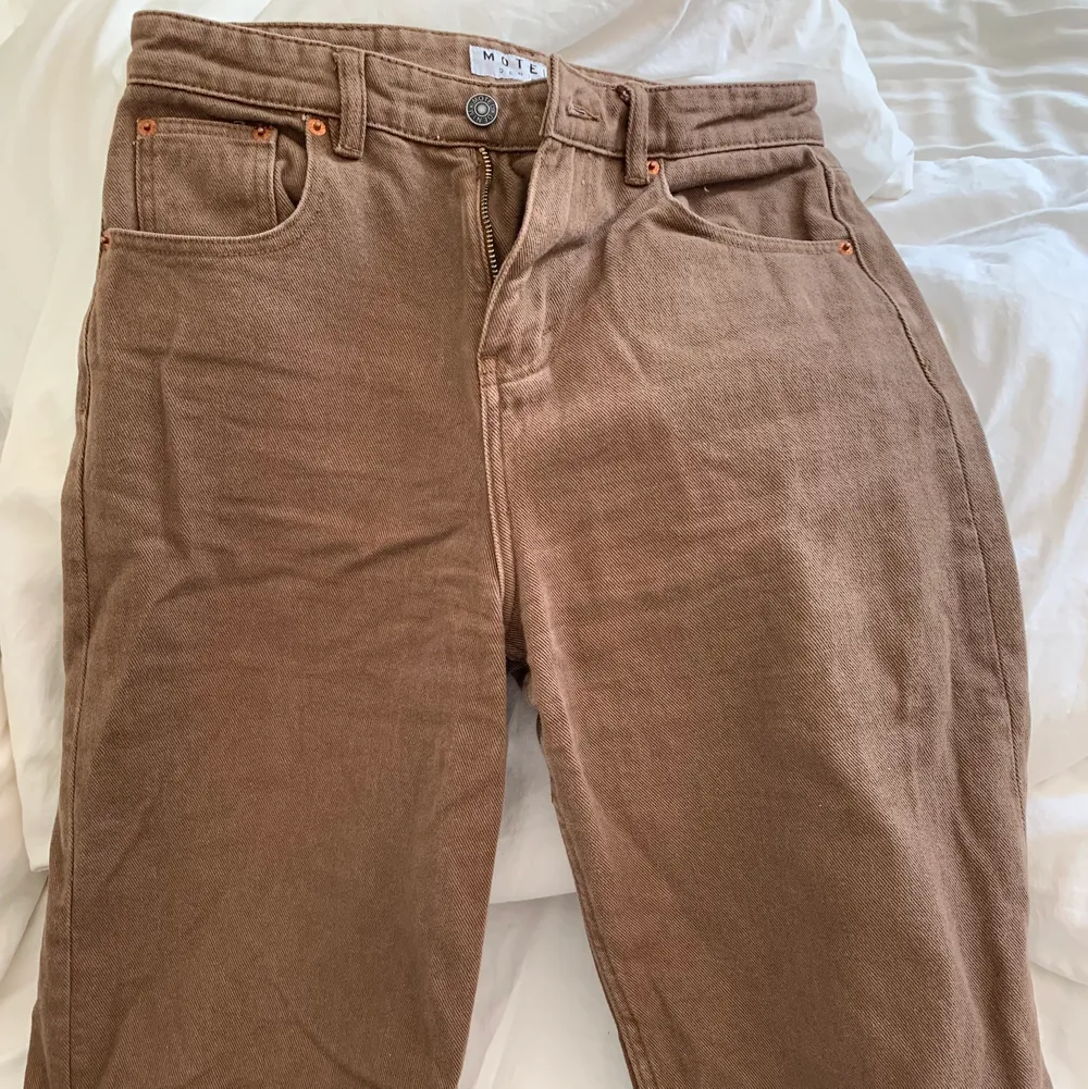 Superfina jeans från Motel Rocks. Köpt för ca 700kr nypris, knappt använda. Säljer för de har blivit för små. S i midjan och 33 i längd.😊. Jeans & Byxor.