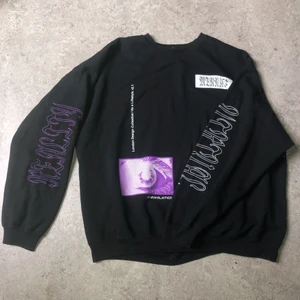 Mennace Sweater - Skitcool Sweater from Mennace! Såldes slut jättesnabbt när den köptes och finns nog inte att köpa längre? Storlek L (Oversized och mysig) Köpt för över 600kr
