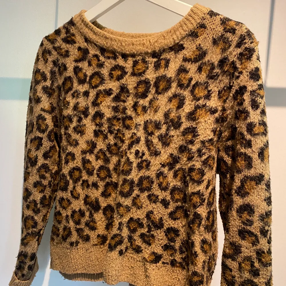 leopard tröja från hm, 100 kr 🌸🫶🏼. Stickat.
