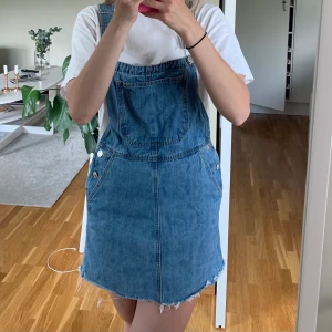 Jensklänning - Hej! Säljer nu min favorit klänning då den blivit för liten. Klänningen är i fint skick. Hör av er vid frågor och kolla gärna mina andra annonser