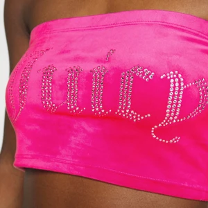 Juicy couture topp - Tubtopp från Juicy Couture, slutsålt överallt. Köpt på JD för 480kr, mitt pris 250kr men priset går att diskutera. Bra skick, alla diamanter finns kvar. Storlek S men passar även M. Möts i Stockholm